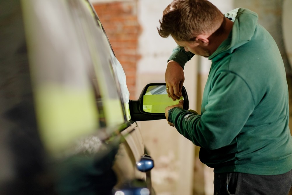 How do you replace a car's wing mirror?